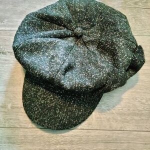 Textured Newsboy Cap in Dark GrayBlack Teathered White Thread